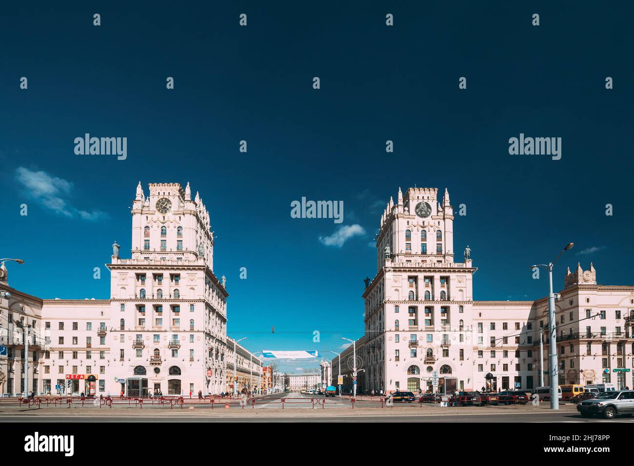 Minsk, Bielorussia. Due edifici torri simboleggiano i cancelli di Minsk, Station Square. Attraversare le strade di Kirova e Bobruyskaya. Eredità sovietica Foto Stock