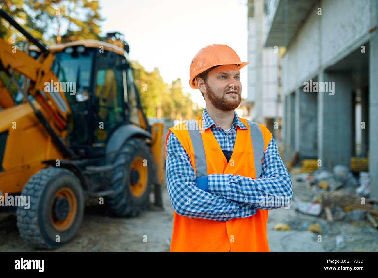 Ritratto di costruttore in piedi in cantiere Foto Stock