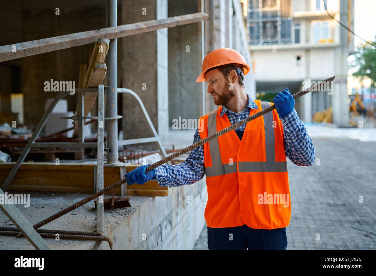 Appaltatore che lavora con i raccordi in cantiere Foto Stock