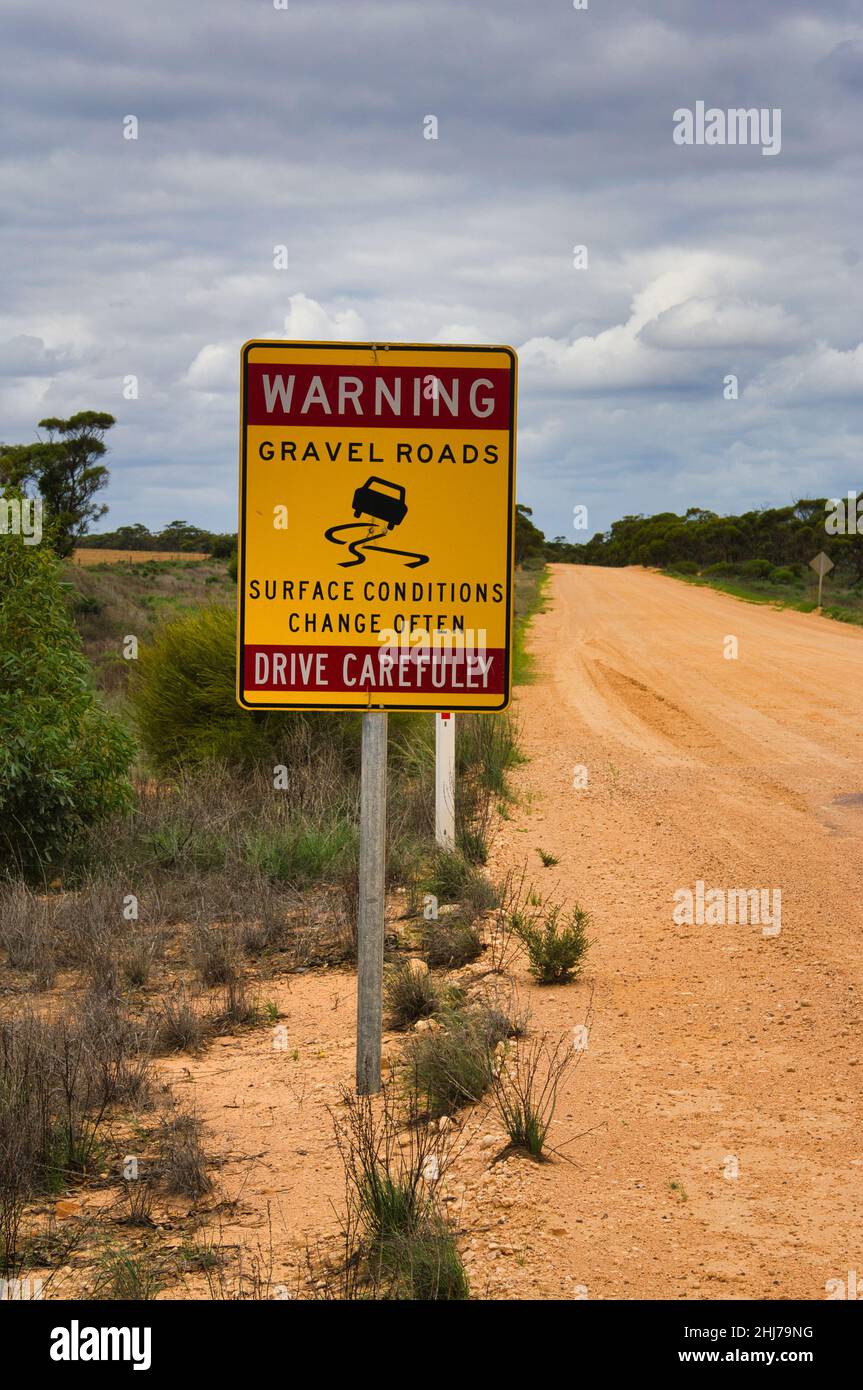 Segnale di avvertimento per i conducenti su strade ghiaiose nell'entroterra remoto dell'Australia Foto Stock