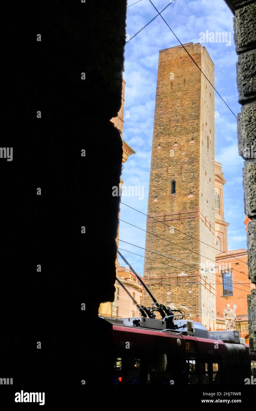 Ottobre 2021 Bologna, Italia: Torre Asinelli, due torri nel centro storico attraverso la galleria. Destinazione del viaggio Foto Stock