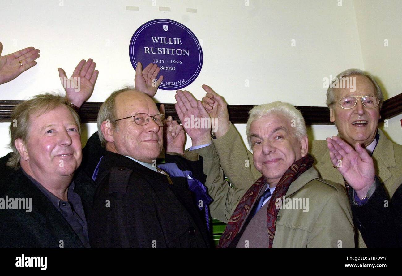 File photo datato 17/03/02 di (da sinistra a destra) comici Tim Brooke-Taylor, Graeme Garden, Barry Cryer, e Nicholas Parsons alla stazione della metropolitana Mornington Crescent a Londra, svelando una targa comica del patrimonio a Willie Rushton. Barry Cryer, commedia veterana, è morto all'età di 86 anni. Data di emissione: Giovedì 27 gennaio 2022. Foto Stock