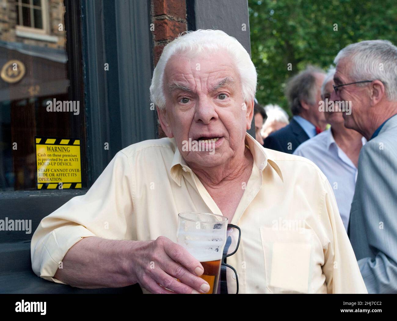 Graham Chapman della fama di Monty Python aveva una placca blu Mettiti in su sull'Angel Inn a Highgate oggi che partecipa La presentazione erano vecchi chums di Python Michael Foto Stock