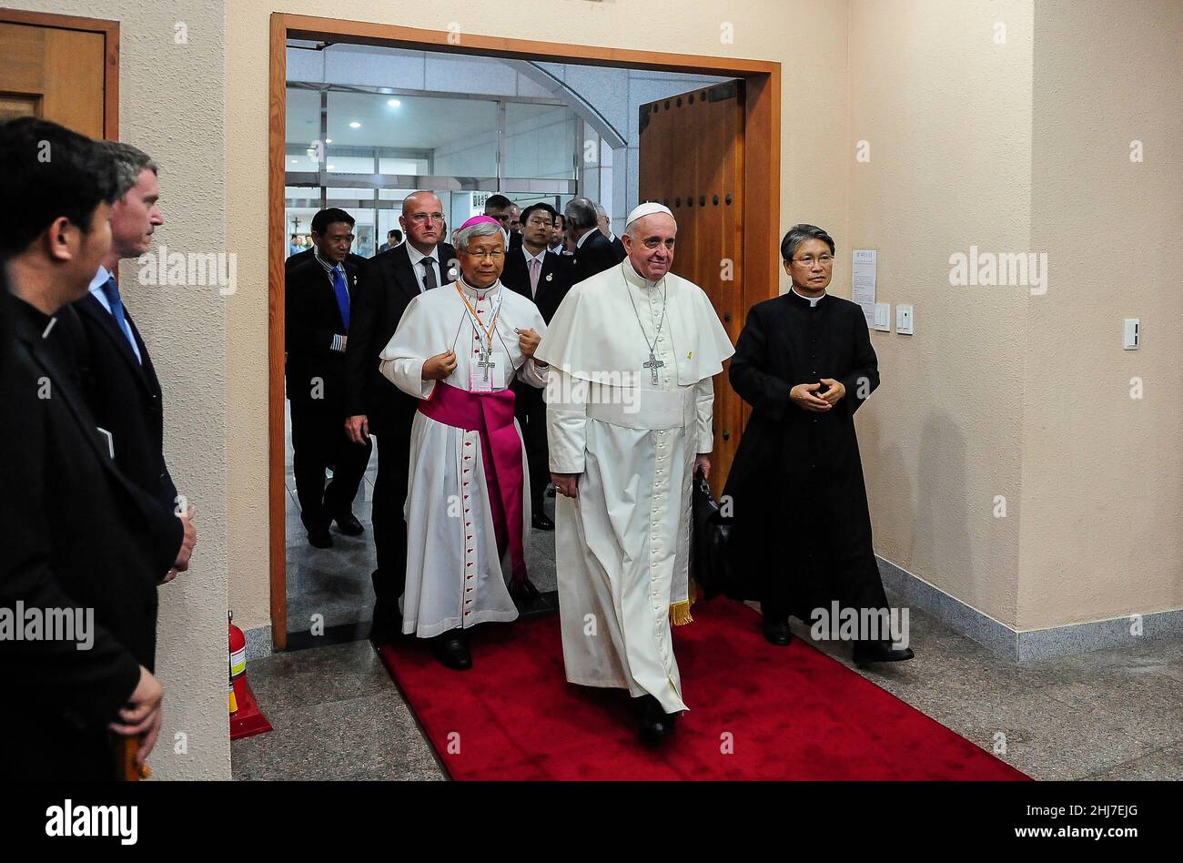 17 ago 2014 - Haemi, Corea del Sud : Papa Francesco partecipa con un discorso all incontro dei Vescovi asiatici presso il Santuario dei Martiri di Haemi, Corea del Sud. Papa Francesco conclude lunedì la sua visita di cinque giorni in Corea del Sud con una Messa per la pace e la riconciliazione. Foto Stock