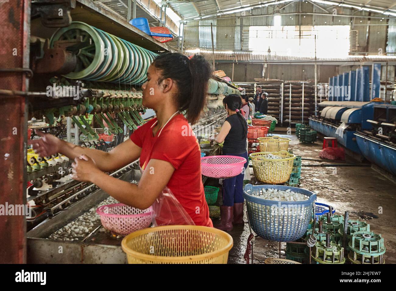 Piccola fabbrica di seta intorno a da Lat in Vietnam. Foto Stock