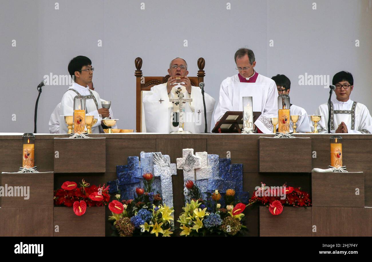 17 ago 2014 - Haemi, Corea del Sud : Papa Francesco partecipa con la cerimonia di chiusura del suo evento durante la Giornata dei giovani asiatici al castello di Haemi, Corea del Sud. Papa Francesco conclude lunedì la sua visita di cinque giorni in Corea del Sud con una Messa per la pace e la riconciliazione. Foto Stock