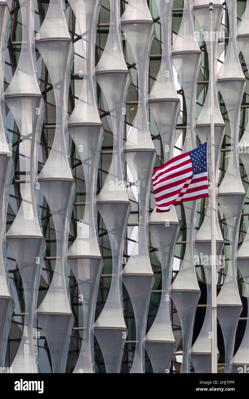 Edificio dell'Ambasciata DEGLI STATI UNITI, edificio dell'Ambasciata degli Stati Uniti d'America, Ambasciata americana a Nine Elms, Londra, Regno Unito a dicembre con bandiera a stella e a strisce Foto Stock