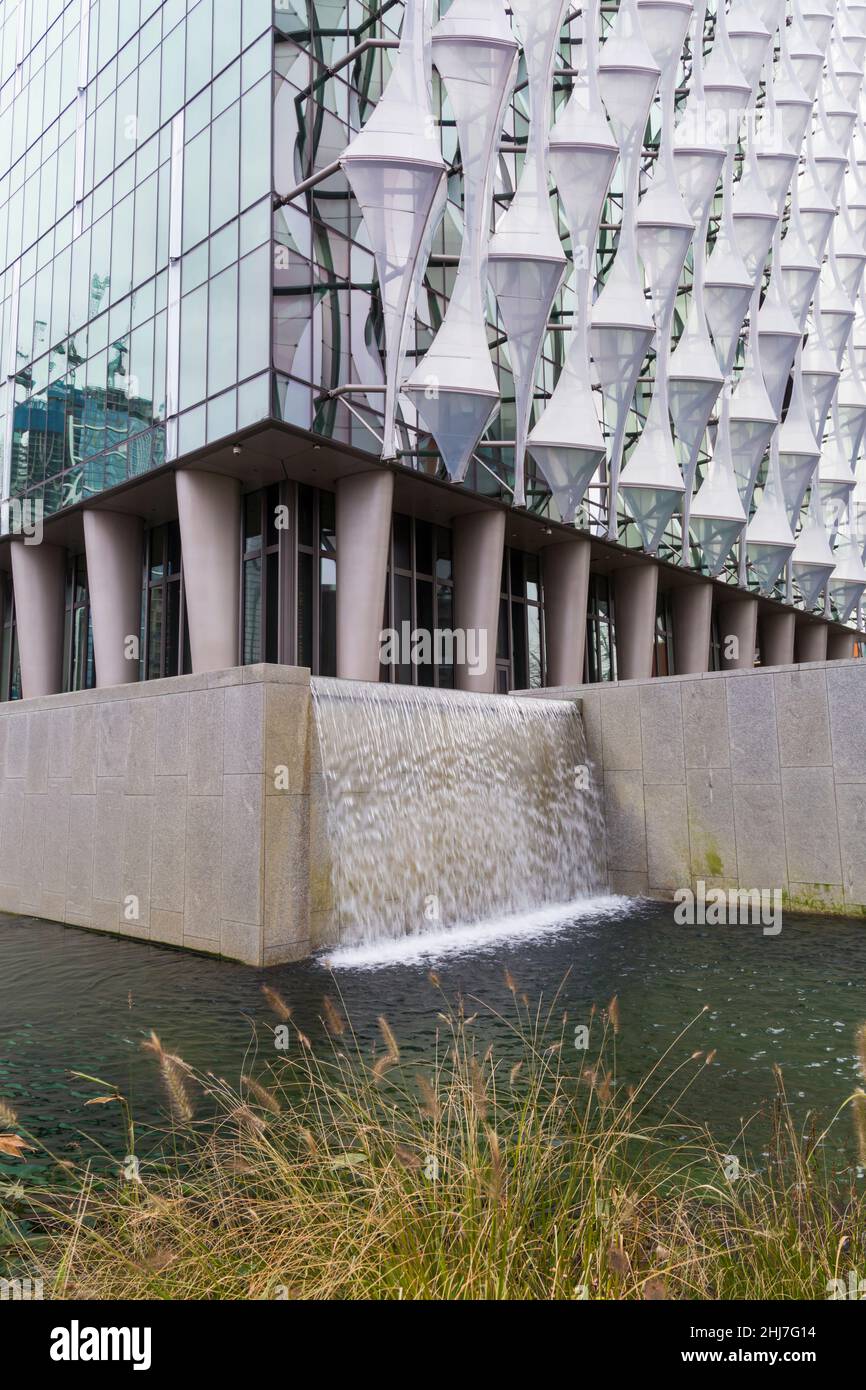 Edificio dell'Ambasciata DEGLI STATI UNITI, edificio dell'Ambasciata degli Stati Uniti d'America, Ambasciata americana a Nine Elms, Londra, Regno Unito nel mese di dicembre con cascata d'acqua Foto Stock