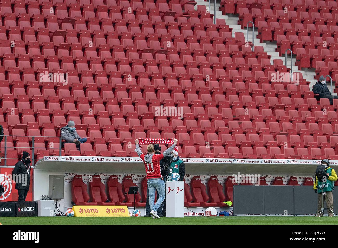 “non camminerete mai da soli”, beh, l’annunciatore dello stadio non è attualmente in grado di incoraggiare molti tifosi ad accompagnare la squadra di Mainz quando giocano l’inno di calcio; Calcio Bundesliga, 19th matchday, FSV FSV FSV Mainz 05 (MZ) - VfL Bochum (BO) 1: 0, il 15th gennaio 2022 a Mainz/Germania. Foto Stock