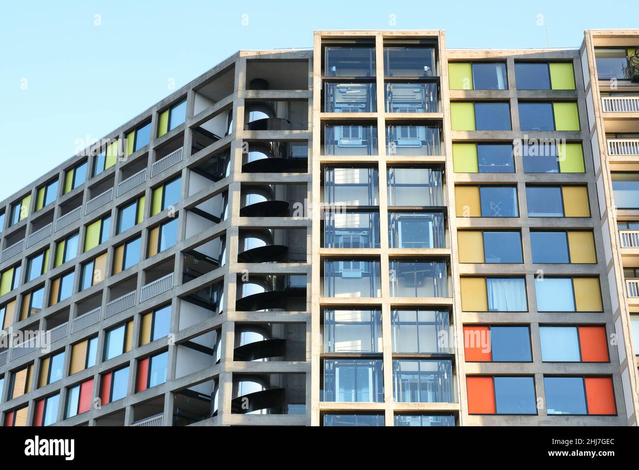 Appartamenti Park Hill, Sheffield. Costruito nel 1950s, questi appartamenti hanno più recentemente trovato una nuova locazione di vita come appartamenti alla moda. Foto Stock Appartamenti Park Hill, Sheffield. Costruito nel 1950s, questi appartamenti hanno più recentemente trovato una nuova locazione di vita come appartamenti alla moda. Foto Stock