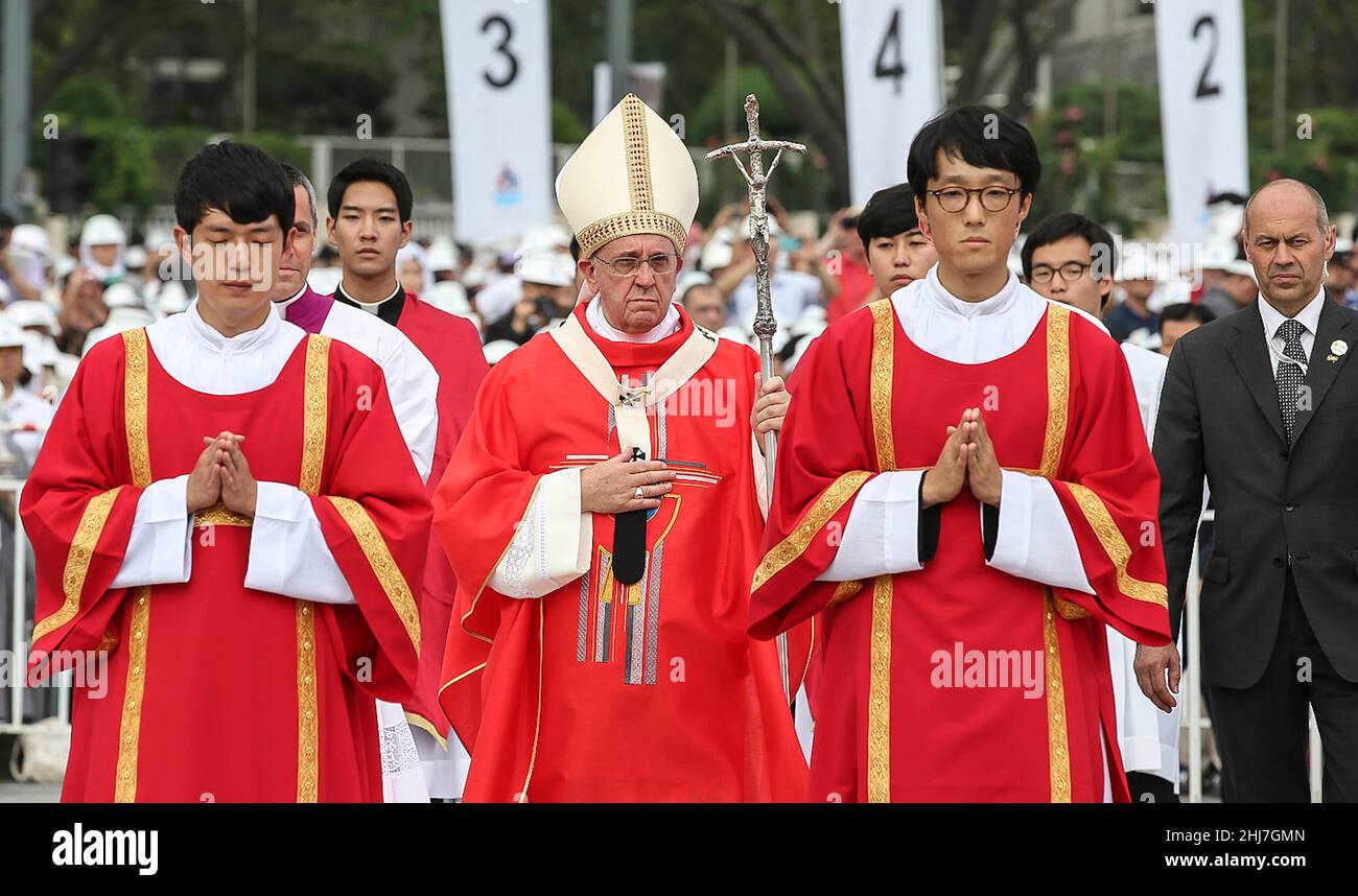 16 agosto 2014 - Seoul, Corea del Sud : Papa Francesco Motorcade con i fedeli cattolici del suo Popemobile al suo arrivo alla Santa Messa in piazza Gwanghwamun a Seoul il 16 agosto 2014. Sabato il papa ha celebrato un'enorme Messa all'aperto nel centro di Seoul, dove ha denunciato il crescente divario tra i haves e hanno dei not, esortando le persone nelle società benestanti ad ascoltare "il grido dei poveri" tra loro. Foto Stock