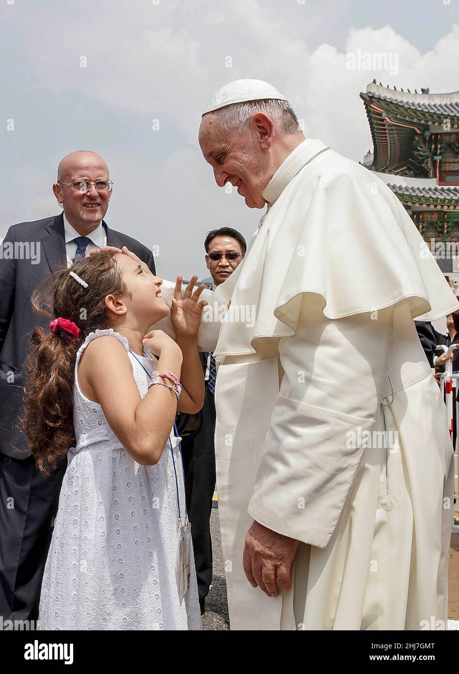 16 agosto 2014 - Seoul, Corea del Sud : Papa Francesco Motorcade con i fedeli cattolici del suo Popemobile al suo arrivo alla Santa Messa in piazza Gwanghwamun a Seoul il 16 agosto 2014. Sabato il papa ha celebrato un'enorme Messa all'aperto nel centro di Seoul, dove ha denunciato il crescente divario tra i haves e hanno dei not, esortando le persone nelle società benestanti ad ascoltare "il grido dei poveri" tra loro. Foto Stock