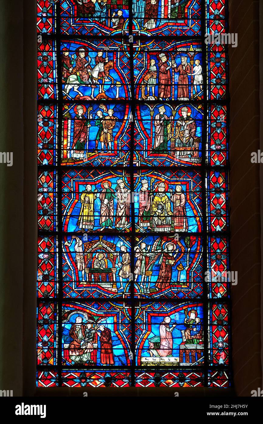 Cattedrale medievale di Chartres in vetro colorato dedicata alla vita di San Remigio (Remy). Remigius (c.. 437 – 13 gennaio 533), è stato il Vescovo di Reims Foto Stock