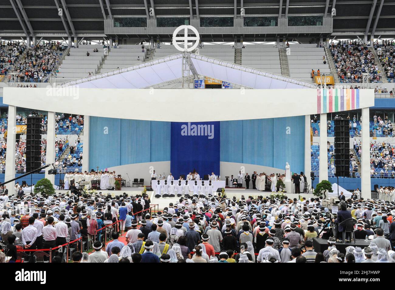 15 ago 2014 - Deajeon, Corea del Sud : Papa Francesco partecipa alla Giornata dell'Assunzione e si radunerà allo stadio di Deajeon. Papa Francesco ha avvertito del 'cancro' della disperazione che affligge le società ricche esteriormente e ha invitato i cattolici sudcoreani a rifiutare i 'modelli economici disumani' ad una messa per 45.000 persone venerdì, il primo viaggio papale in Asia in 15 anni. Foto Stock