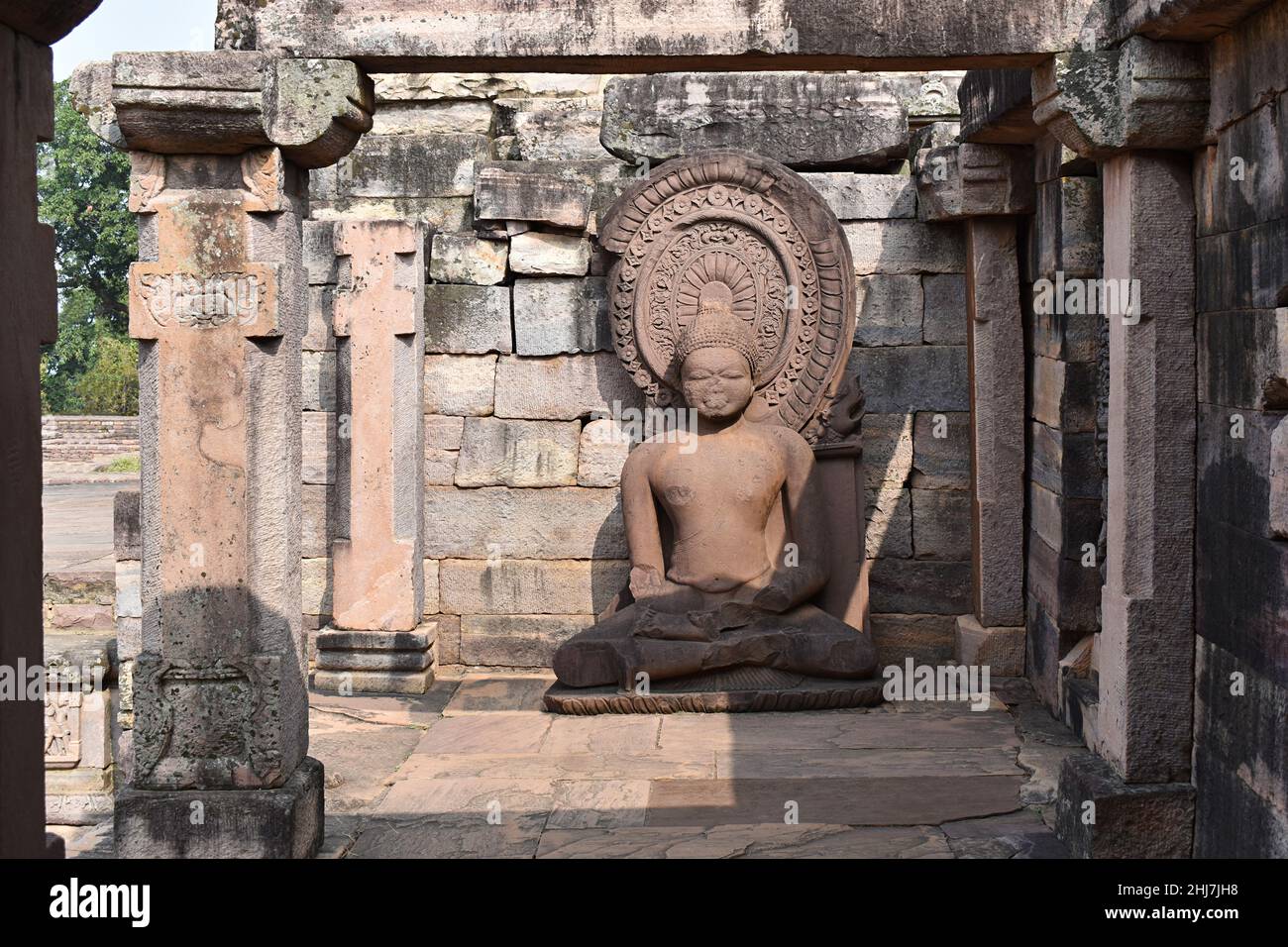 Scultura di Buddha al Tempio di Gupta e al Monastero 45. Sito Patrimonio dell'Umanità, Sanchi, Madhya Pradesh, India Foto Stock