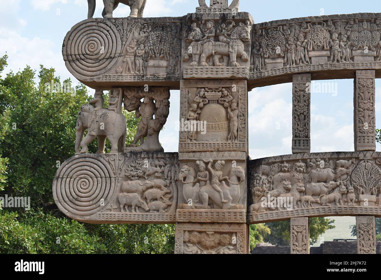 Stupa No 1, East Gateway. Vista posteriore in primo piano del lato sinistro. Blocchi quadrati che mostrano cavalieri su cammelli e leoni mitici. Il Grande Stupa, Patrimonio Mondiale dell'Umanità Foto Stock