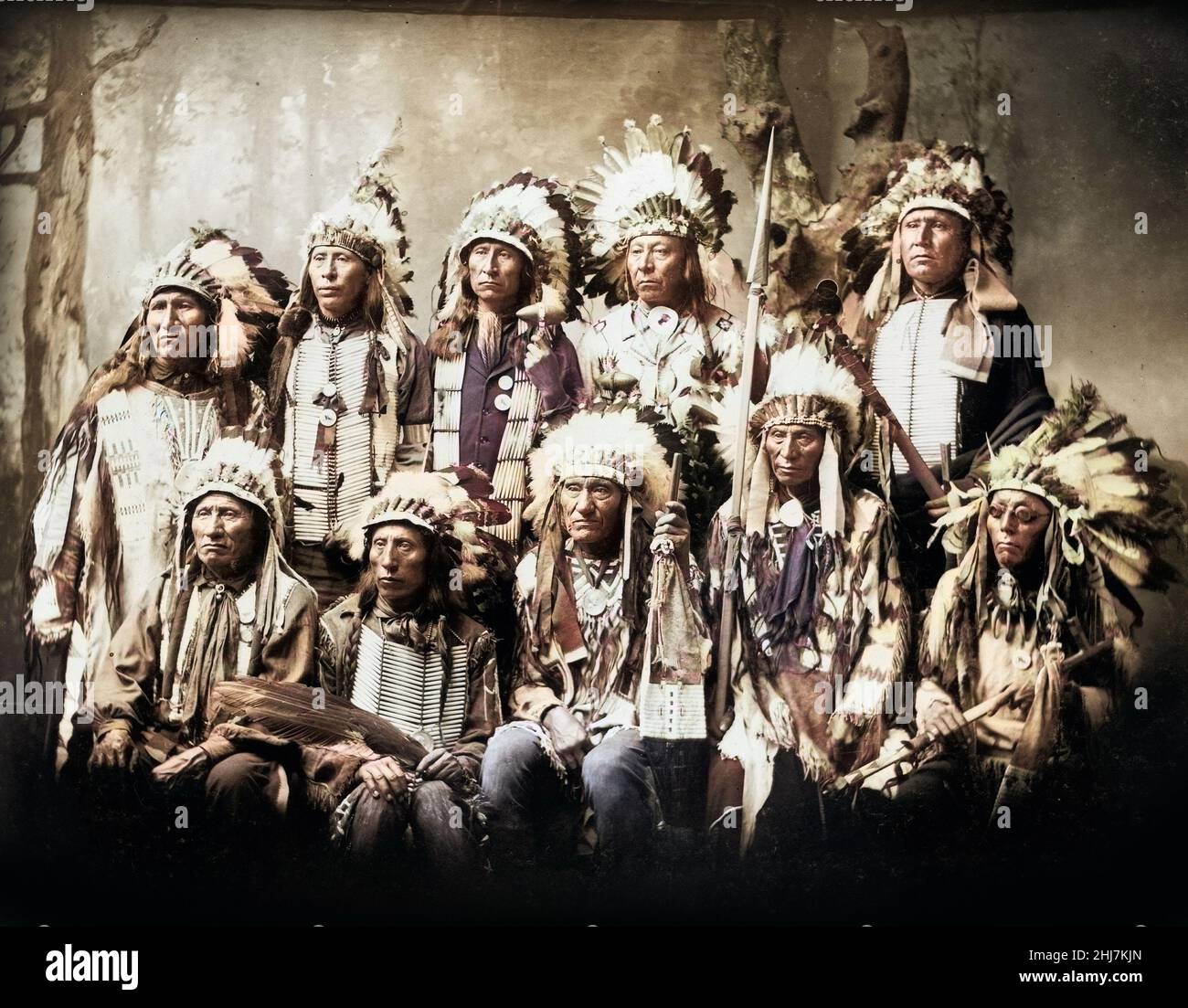 Piccola ferita e altri nove capi Sioux che indossano gli headdresses di piume e gli accessori tradizionali. Nativo americano / indiano. Dakota. Foto di Heyn. Foto Stock