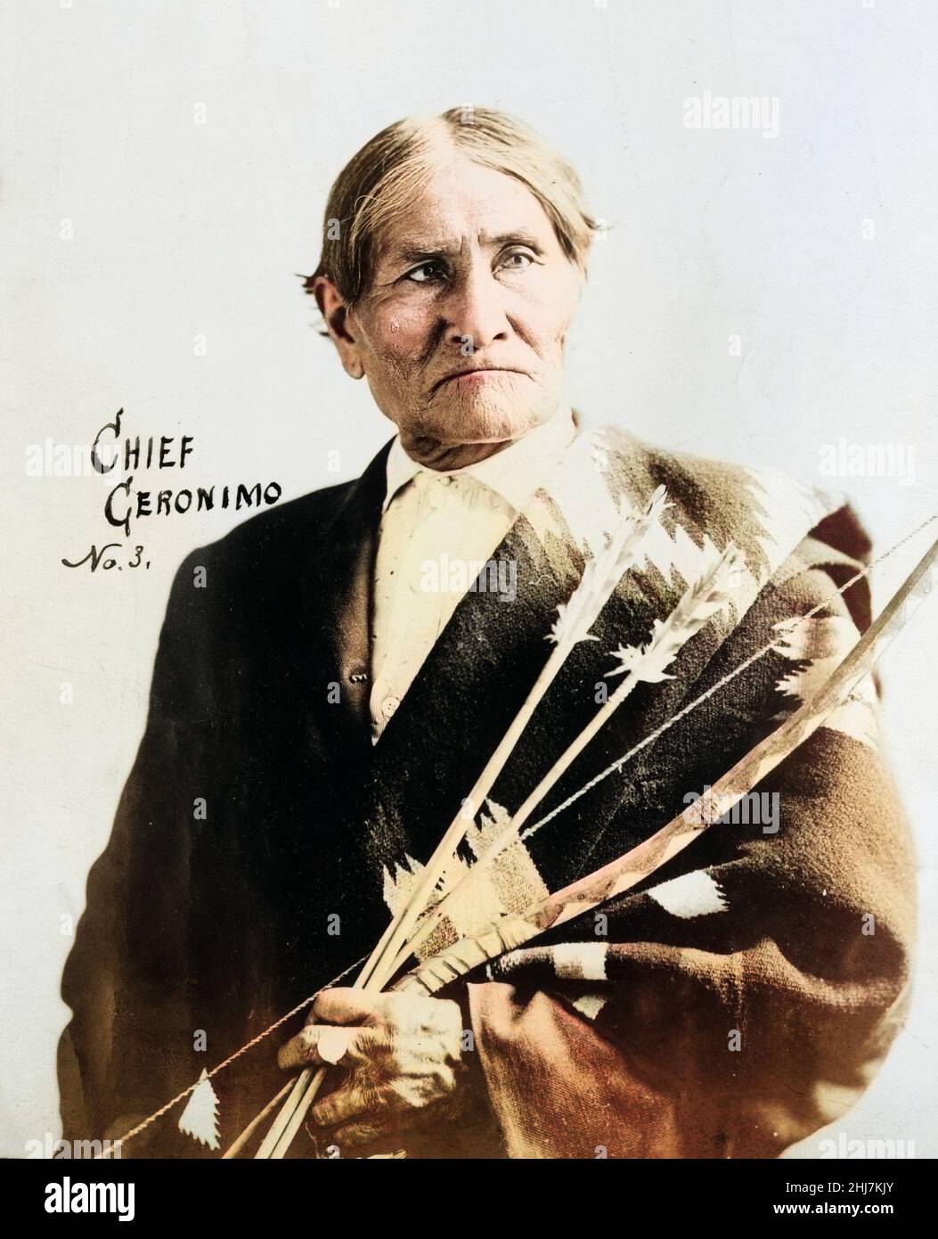 Capo Geronimo ritratto che tiene arco e frecce. Foto d'epoca e d'epoca - Indiani d'america / Indiani d'India / indiani d'America. H.W. Wyman, 1904. Colorato. Foto Stock