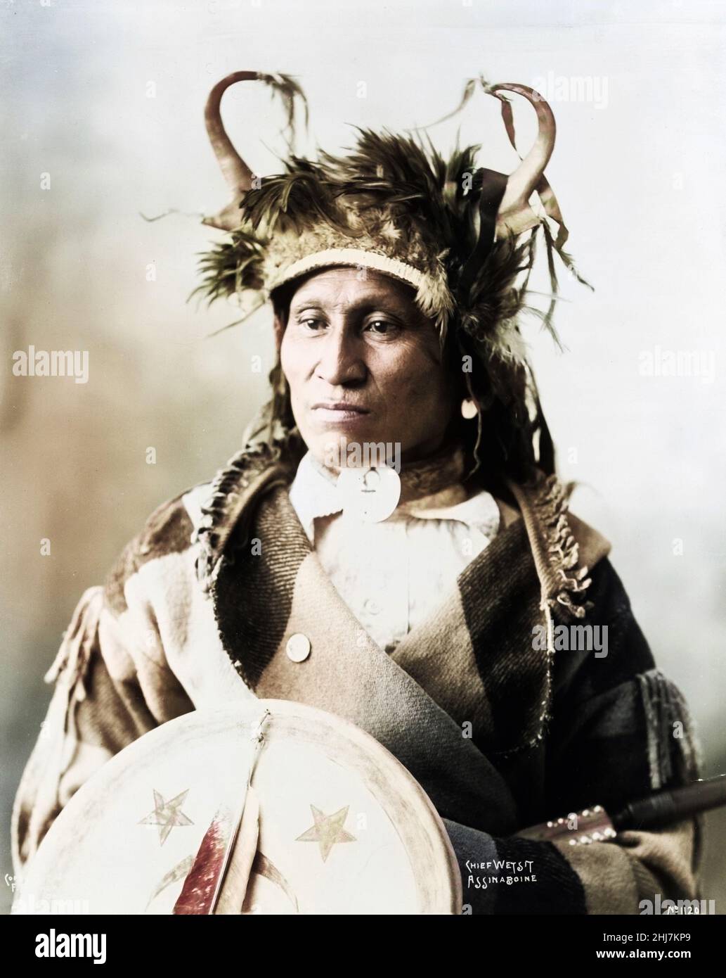 Il capo lo Wets, Assinaboine [cioè, Assiniboin] che porta un headdress del corno. Foto d'epoca e d'epoca - Indiani d'america / Indiani d'India / indiani d'America. 1898. Foto Stock