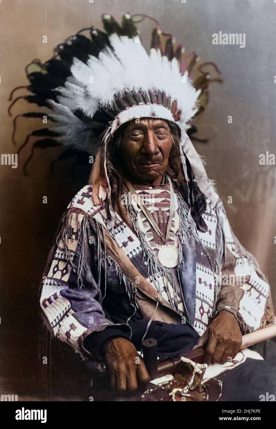 Ritratto di Capo Red Cloud, seduto; tenendo Peace Pipe - Foto d'epoca e d'antiquariato - Indiani d'america / Indiani d'America / Americani Foto Stock