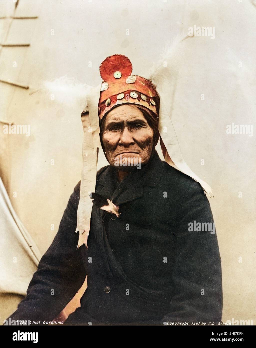 Capo nativo americano Geronimo, ritratto a mezza lunghezza alla Pan-American Exposition di Buffalo, New York. c 1901. Colorato. Foto Stock
