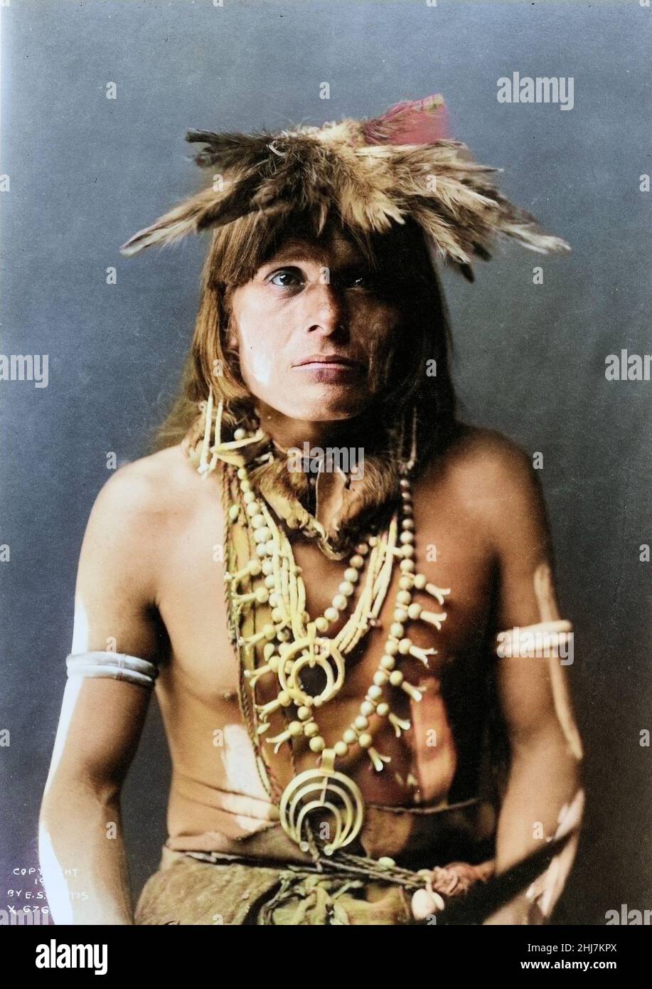 TEV GUI, un capo Hopi Snake, ritratto a mezza lunghezza in abito cerimoniale per il sacerdote antilope in danza serpente. Curtis, Edward S, fotografo. C 1900. Foto Stock