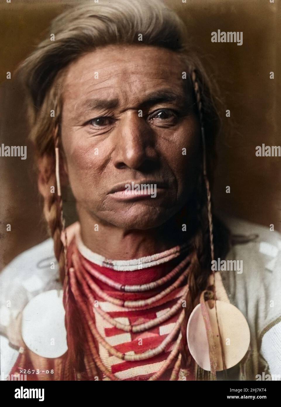 Ritratto di uomo di corvo - Foto antica e colorata - Indiani d'america / Indiani d'America / Indiani d'America. Curtis, Edward S., 1868-1952, fotografo, 1908. Foto Stock