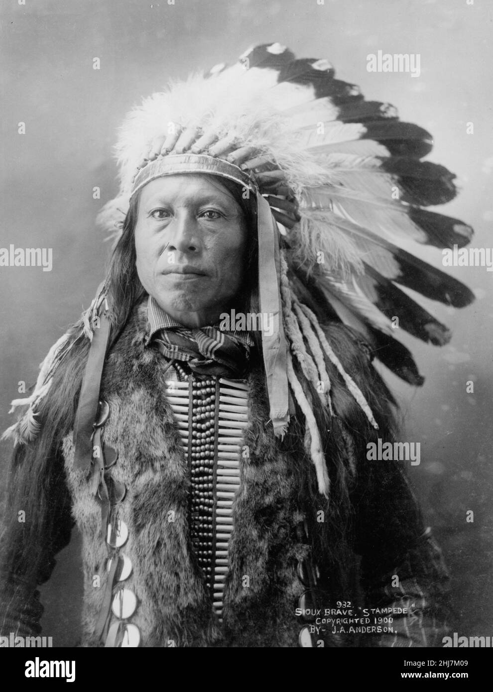 Sioux brave--'Stampede' c 1900 - Foto antica e antica - Indiani d'america / Indiani / Dakota Indiani. Foto di Anderson, J. A. (John Alvin), 1869-1948. Foto Stock