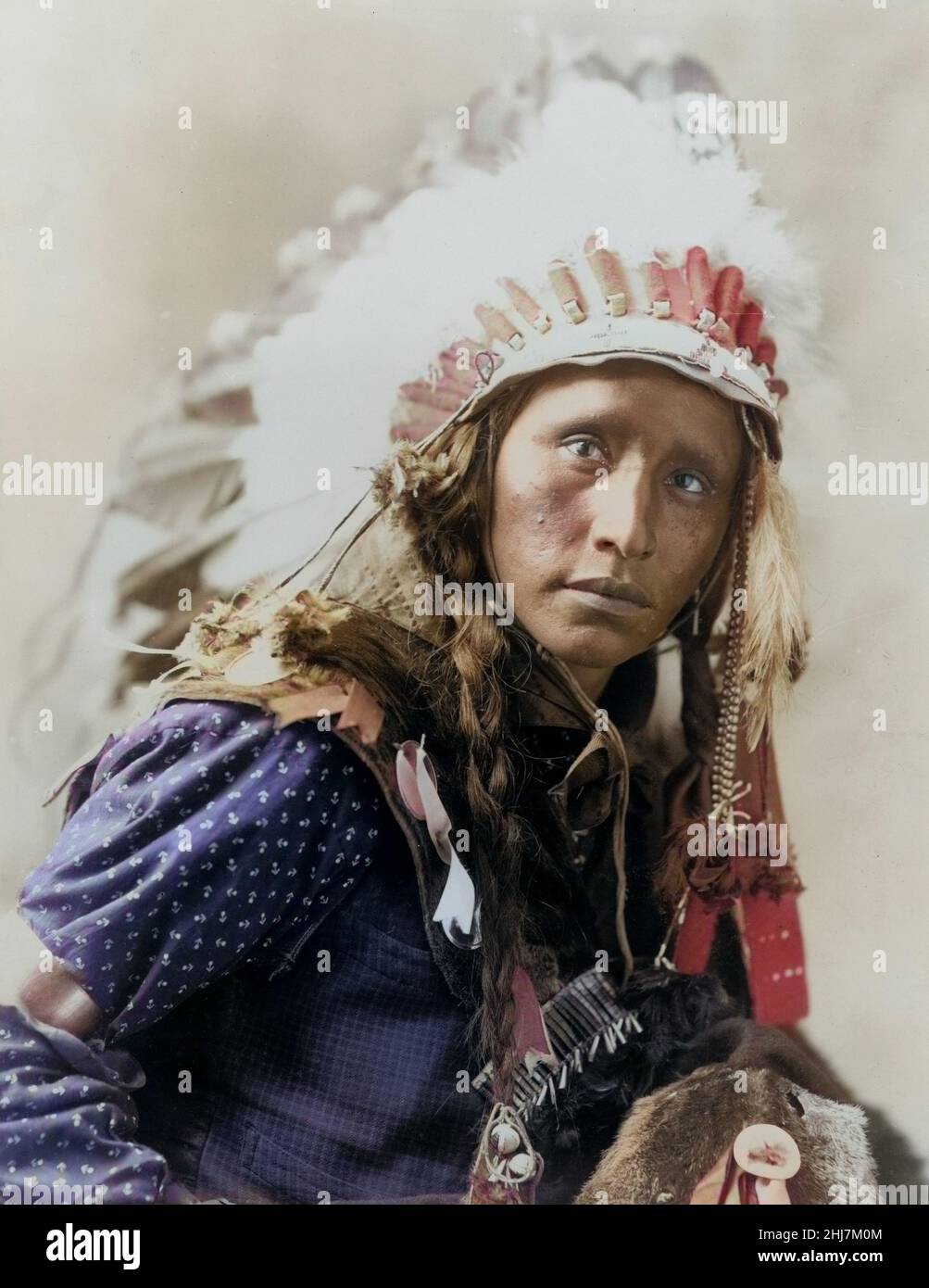 White War Bonnet ritratto. Foto d'epoca e d'epoca - Indiani d'america / Indiani d'India / indiani d'America. Heyn & Matzen, fotografo. C 1900. Colorato. Foto Stock