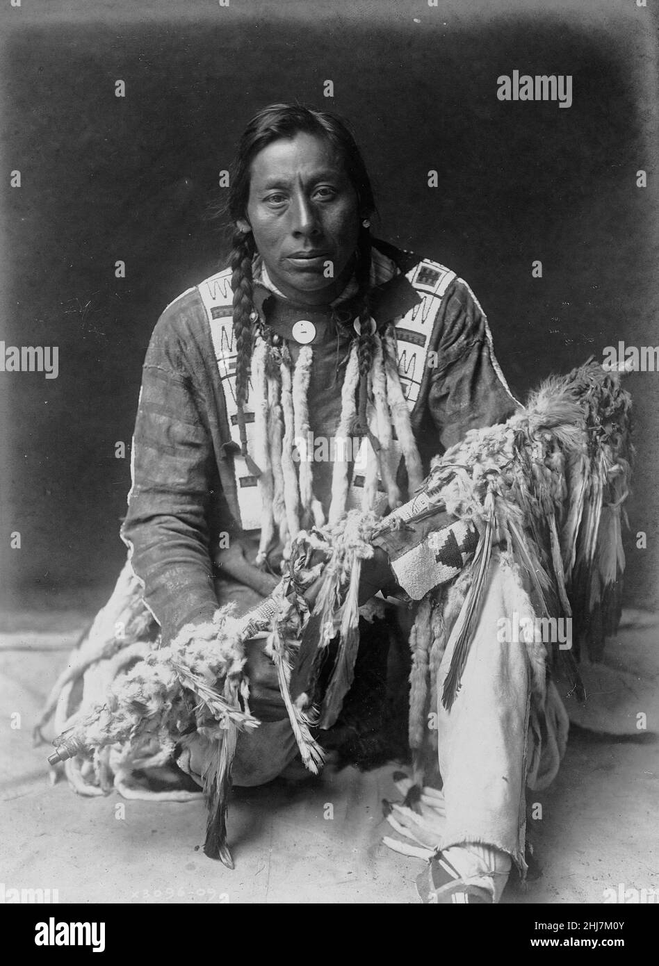 Un tubo di medicina--Piegan. Foto d'epoca e d'epoca - Indiani d'america / Indiani d'India / indiani d'America. C 1910. Curtis, Edward S., 1868-1952, fotografo. Foto Stock