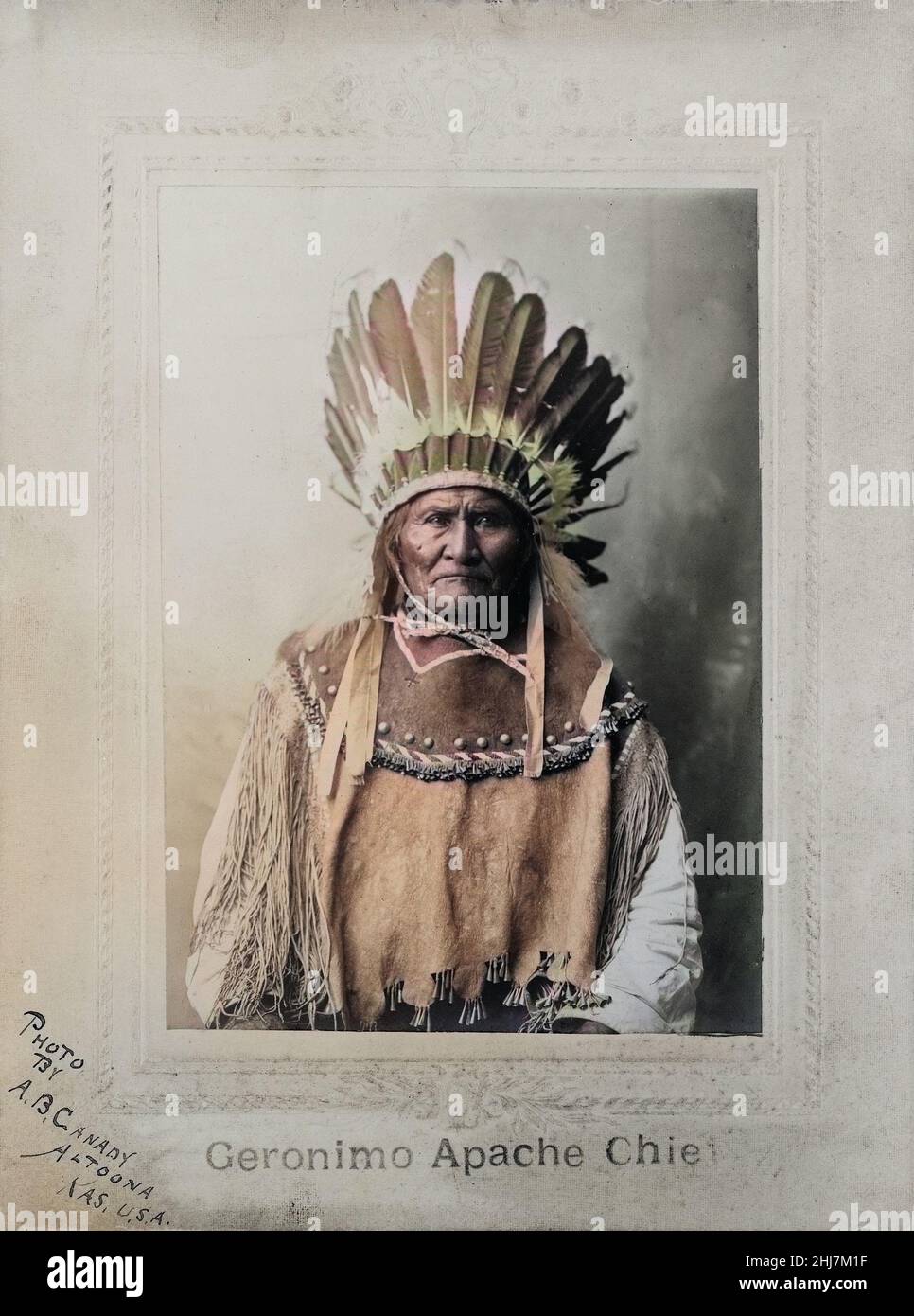 Naitve american Geronimo, ritratto a mezza lunghezza, fronte / foto di A.B. Canady, Altoona, U.S.A. Foto Stock