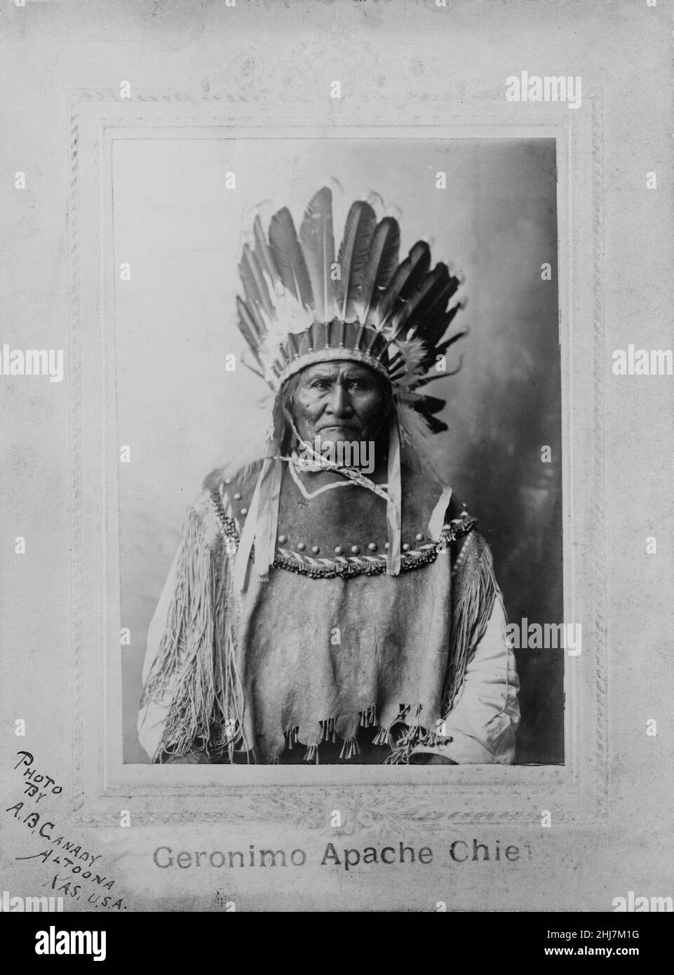 Naitve american Geronimo, ritratto a mezza lunghezza, fronte / foto di A.B. Canady, Altoona, U.S.A. Foto Stock