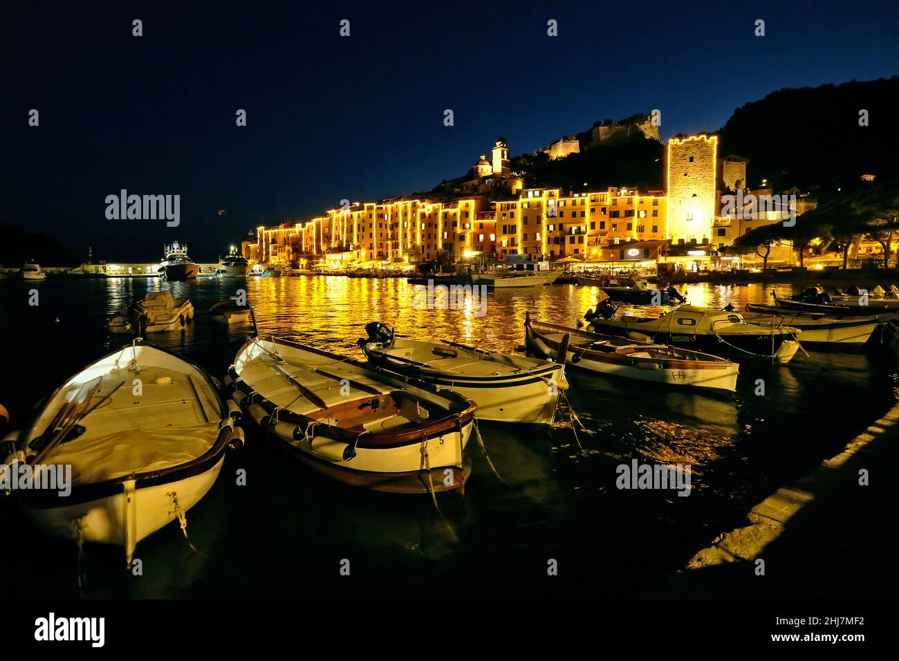 Piccolo porto di Porto Venere di notte. Foto Stock