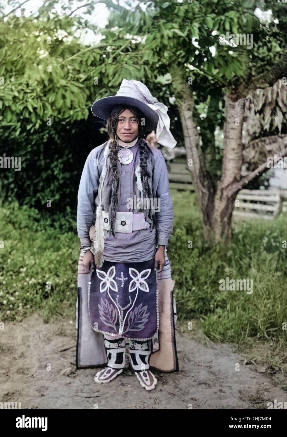 Foto d'epoca e d'epoca - uomo indiano / indiano / americano dalla regione del Plateau. 1910. Colorato. Foto Stock