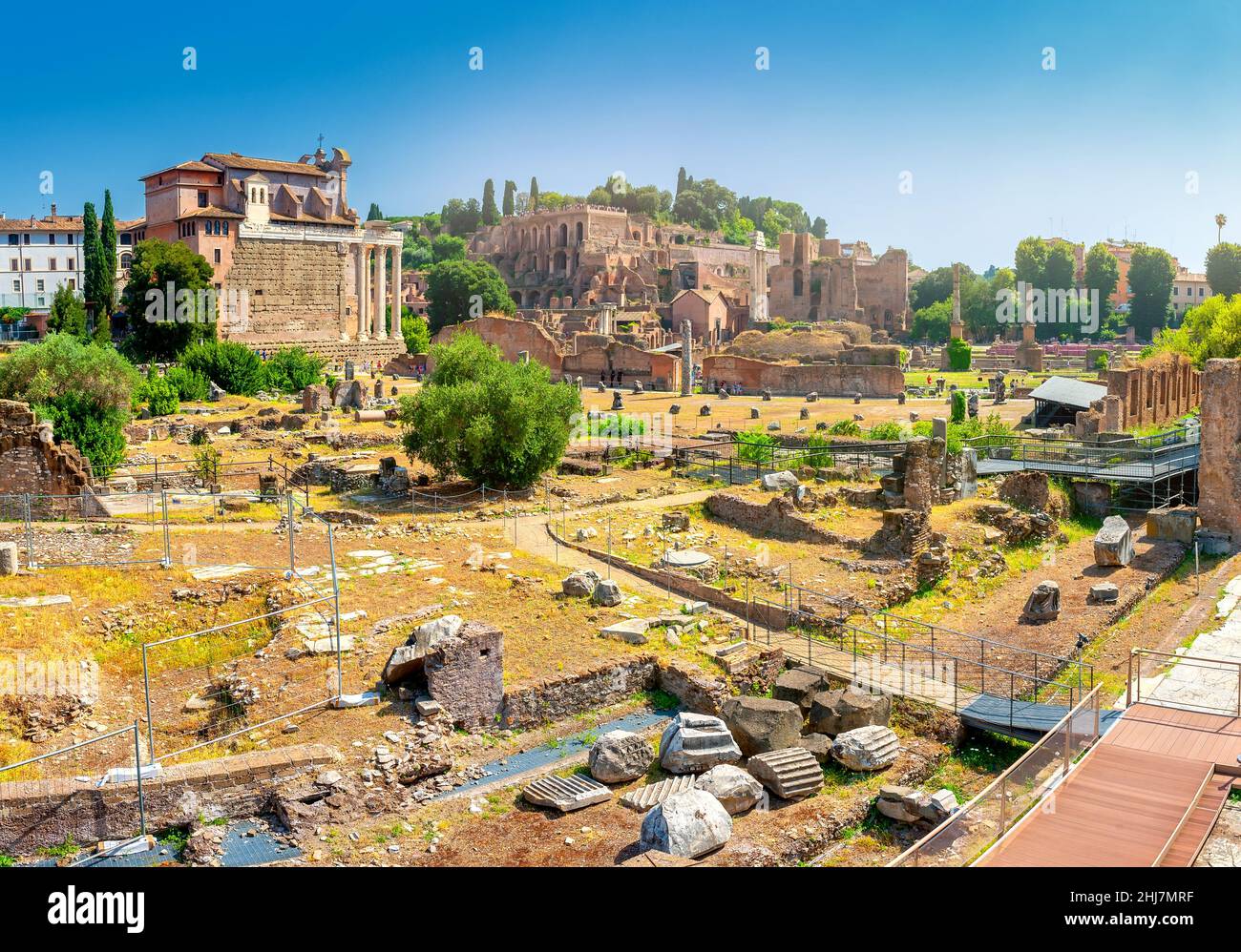 Panorama delle rovine dell'antico foro romano, il luogo più importante dell'antica Roma. Antica architettura di Roma. Sopra la famosa architettura l Foto Stock