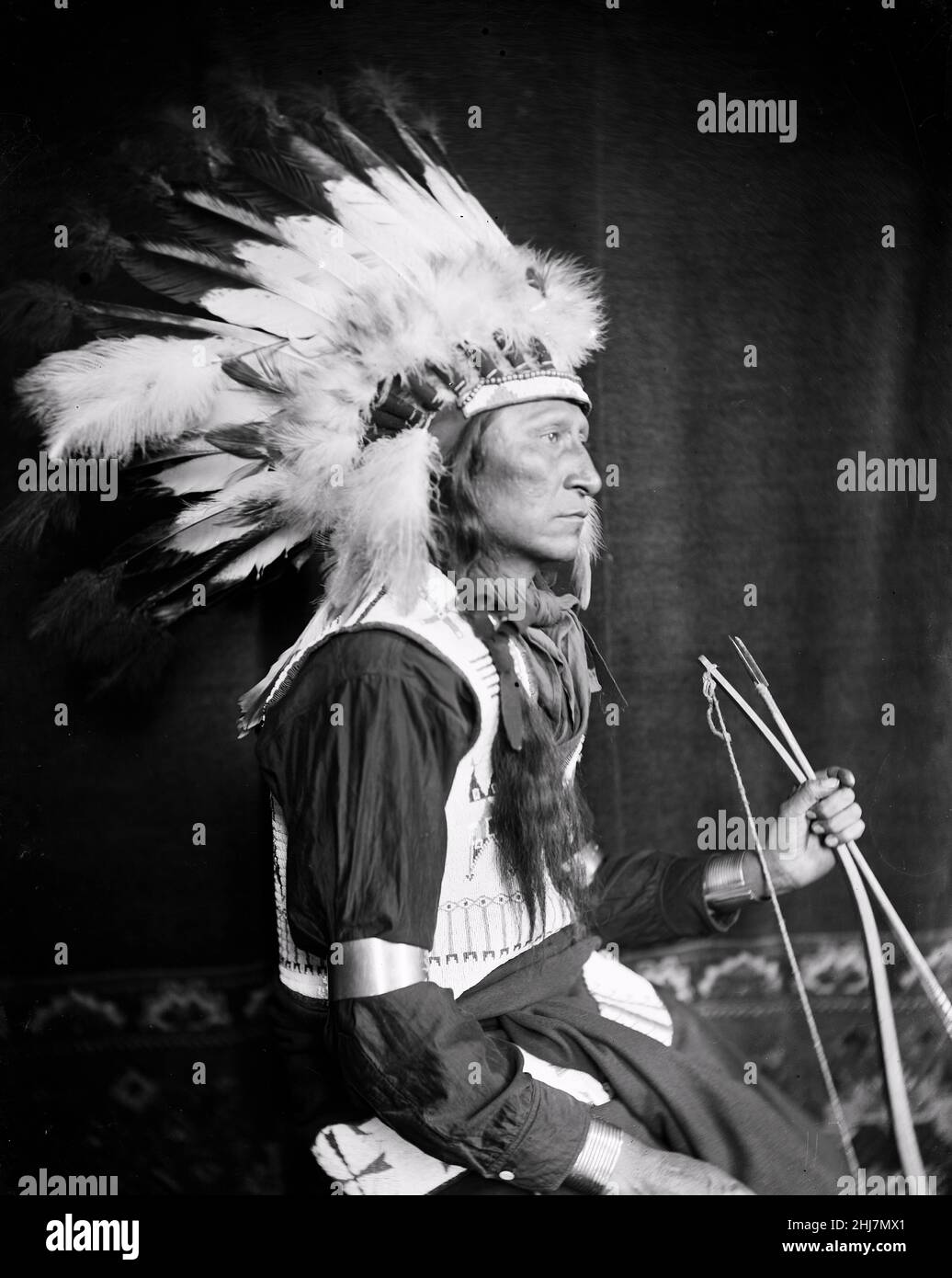 Foto antica e vintage - Native american / Indian Chief Lone Bear, un Sioux Indian da Buffalo Bill's Wild West Show - c 1900. Foto Stock