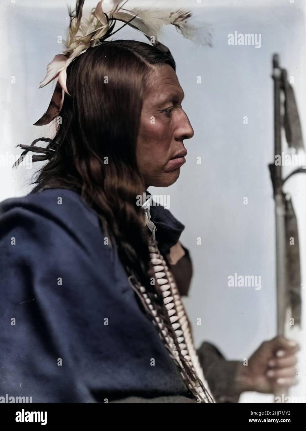 Foto d'epoca e d'epoca - uomo indiano / indiano / indiano americano. Flying Hawk, Sioux American Indian. c 1900. Colorato. Foto Stock