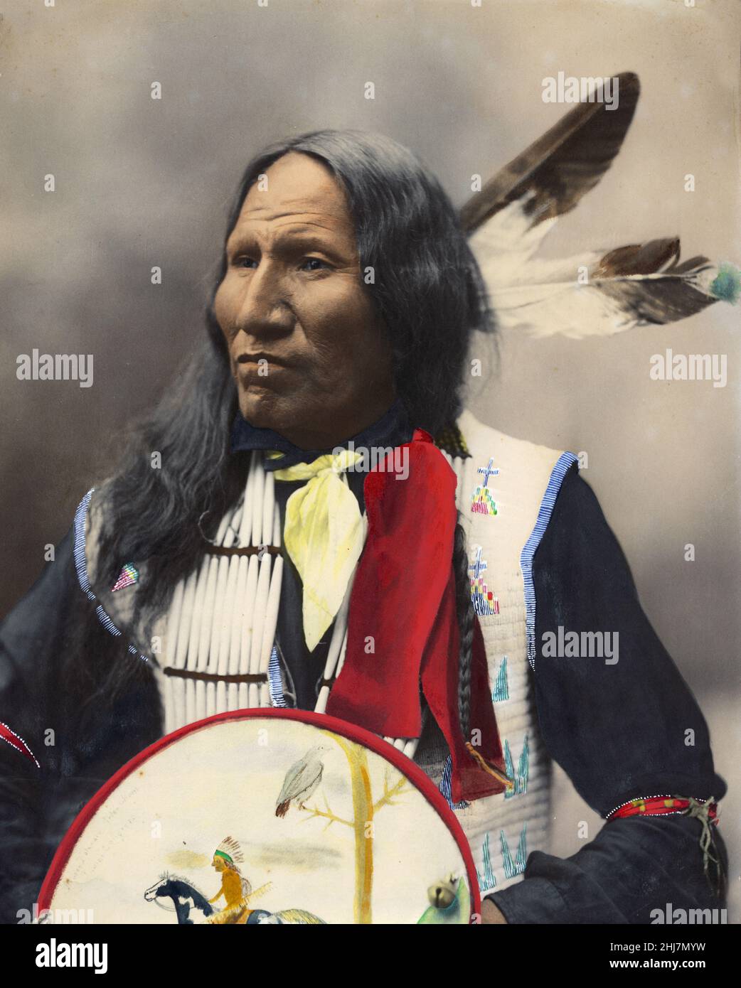 Scioperi con il naso, capo indiano - Foto antica e vintage - Indian american / Indian / American Indian, Heyn Foto, fotografo, 1899. Foto Stock