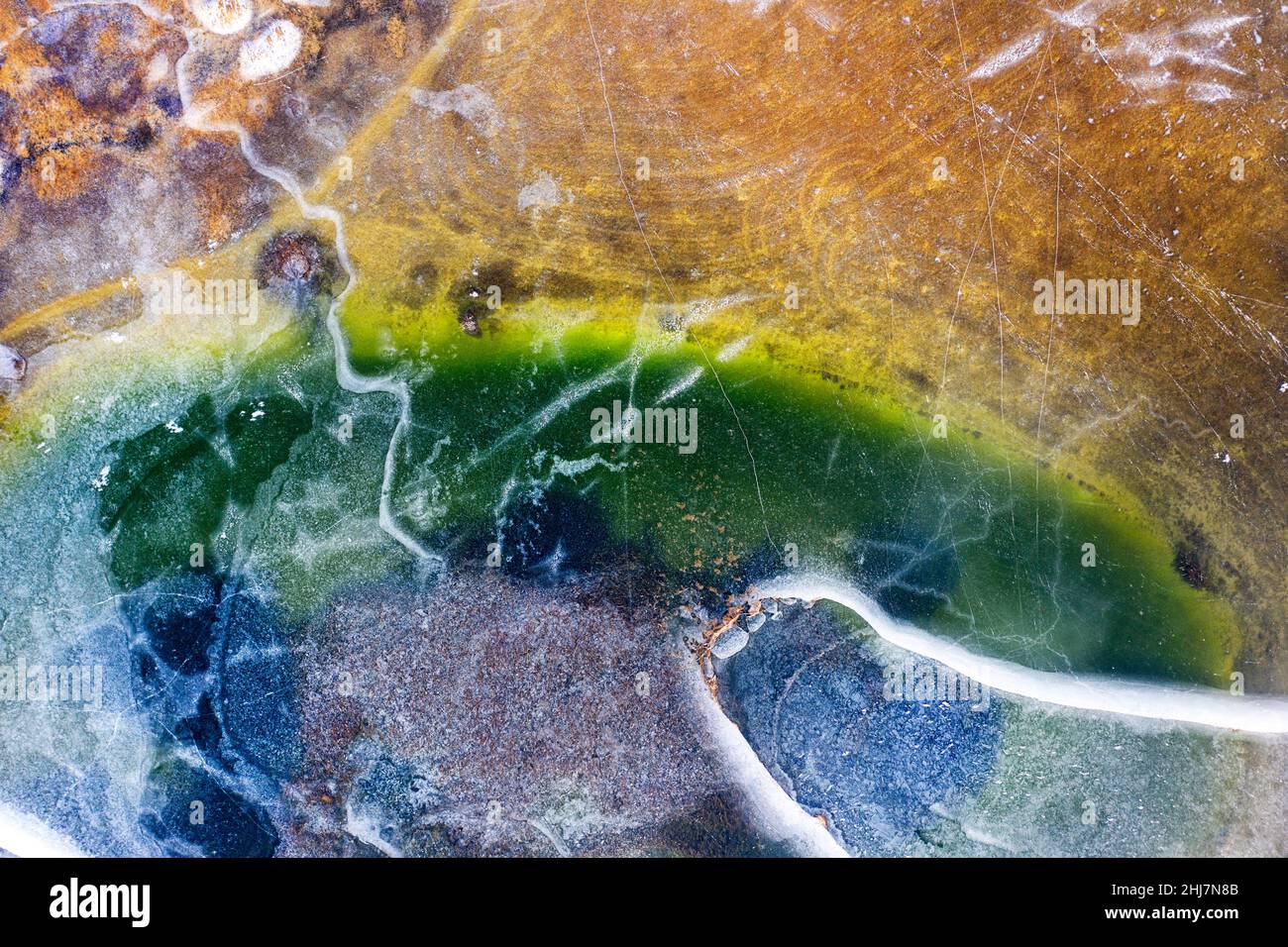 Abstract naturale sfondo gelido. Lago ghiacciato. I disegni sulla superficie di un lago ghiacciato Foto Stock