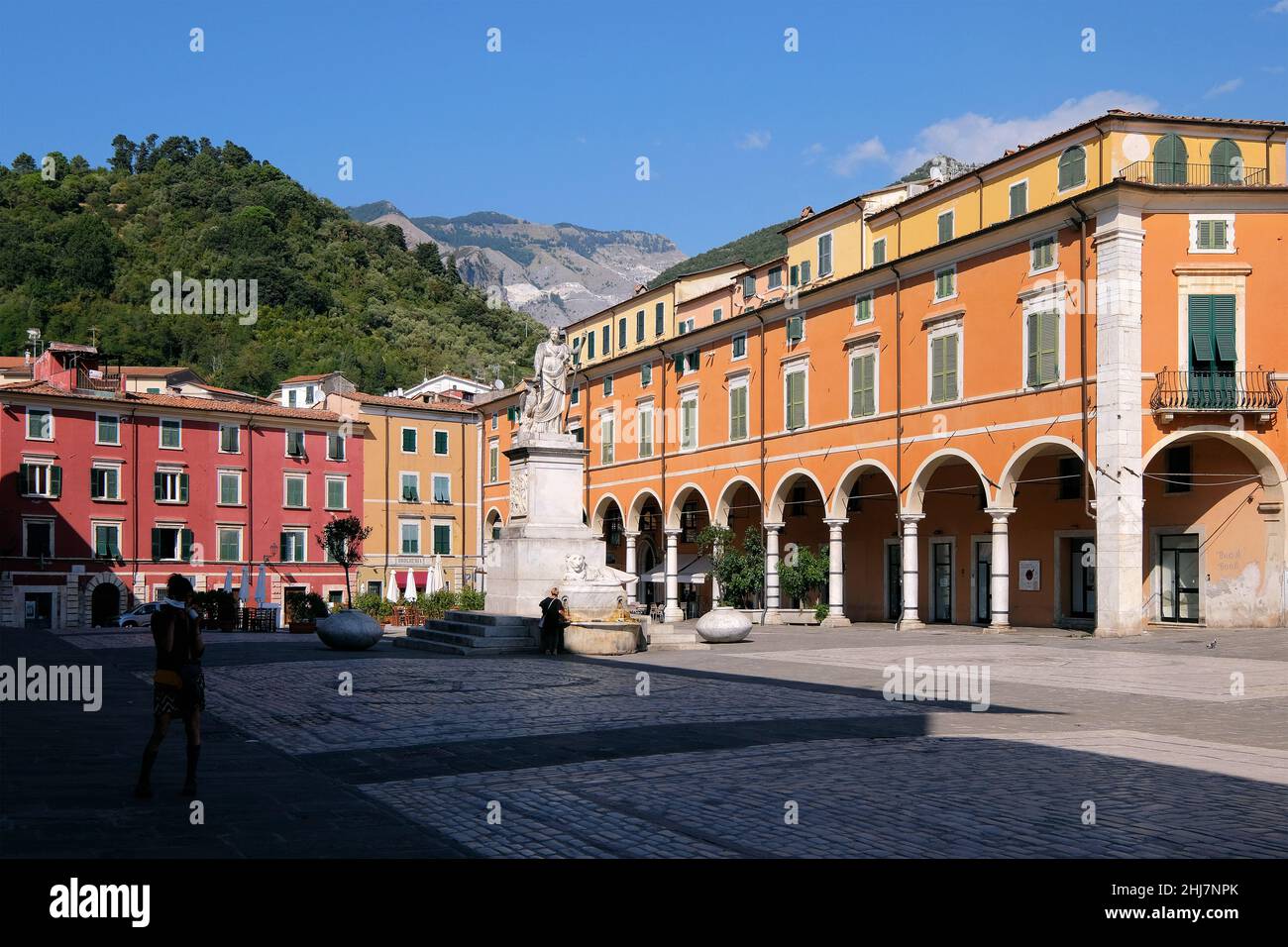 Massa ai piedi delle montagne marmoree di Carrara. Foto Stock