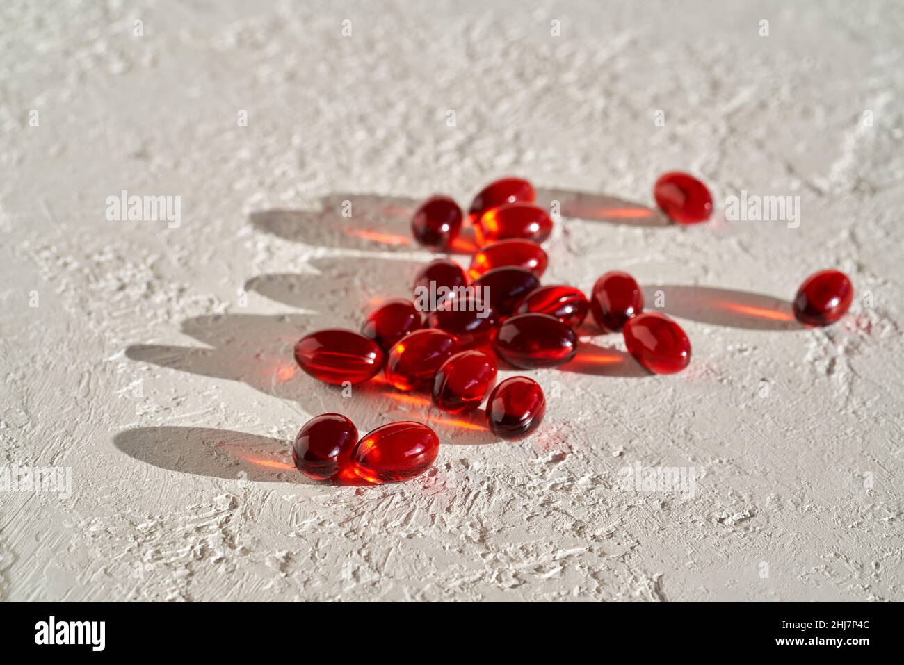 Olio di krill soft gel pillole ricche di acidi grassi omega-3 su uno sfondo luminoso con spazio copia Foto Stock