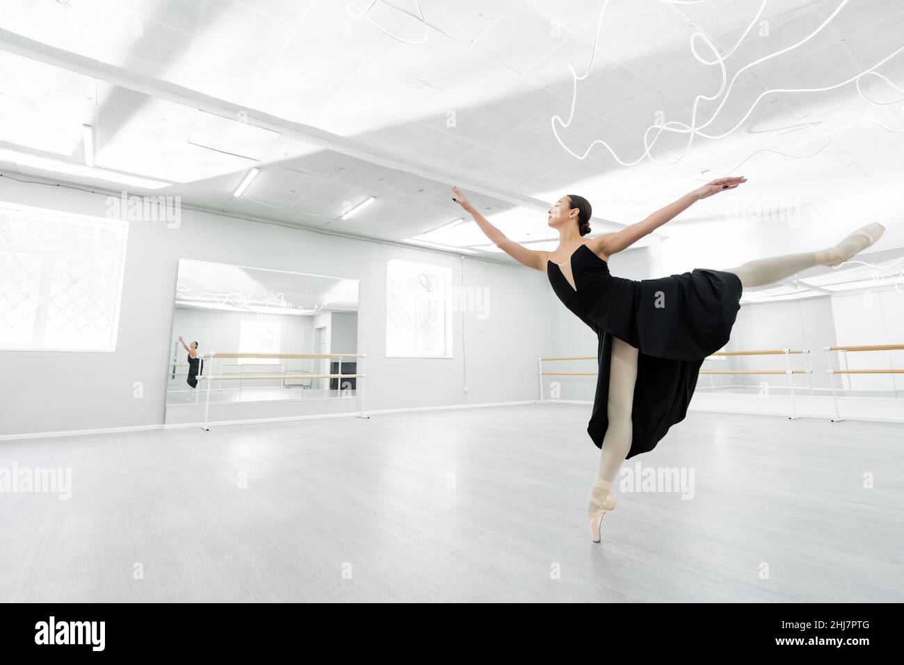 vista completa della ballerina nello spazioso studio durante la ripetizione Foto Stock