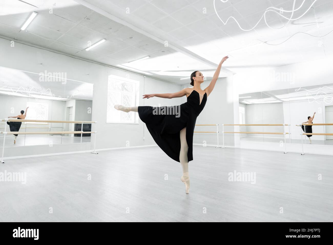 vista completa della ballerina in studio durante la ripetizione Foto Stock