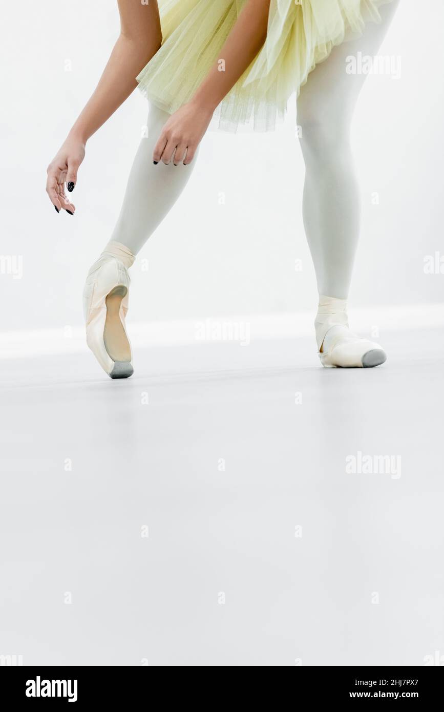 vista croppata della ballerina in scarpe a punta che ballano durante la ripetizione Foto Stock