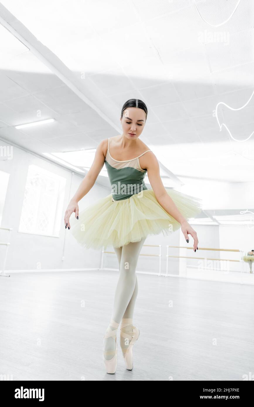 vista completa della ballerina durante la ripetizione in studio Foto Stock