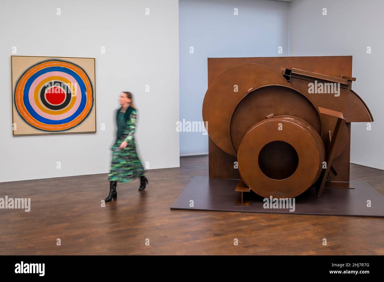 Londra, Regno Unito. 27th Jan 2022. Timpano, 1987-1990 di Caro con turno, 1977, di Kenneth Noland - - Gagosian presenta sculture su larga scala dell'artista britannico Anthony Caro. La mostra presenta sculture di Anthony Caro del 60s e del 70s accanto a dipinti di amici e colleghi che lavorano in America allo stesso tempo. Caro è stato tra i più influenti scultori britannici della sua generazione e le sue opere nelle principali collezioni museali di tutto il mondo. Credit: Guy Bell/Alamy Live News Foto Stock