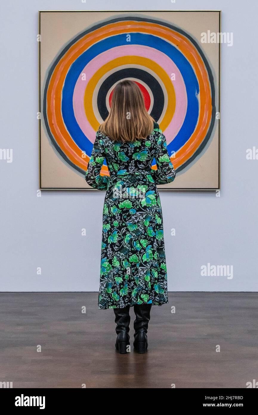 Londra, Regno Unito. 27th Jan 2022. Turn, 1977, di Kenneth Noland - - Gagosian presenta sculture su larga scala dell'artista britannico Anthony Caro. La mostra presenta sculture di Anthony Caro del 60s e del 70s accanto a dipinti di amici e colleghi che lavorano in America allo stesso tempo. Caro è stato tra i più influenti scultori britannici della sua generazione e le sue opere nelle principali collezioni museali di tutto il mondo. Credit: Guy Bell/Alamy Live News Foto Stock