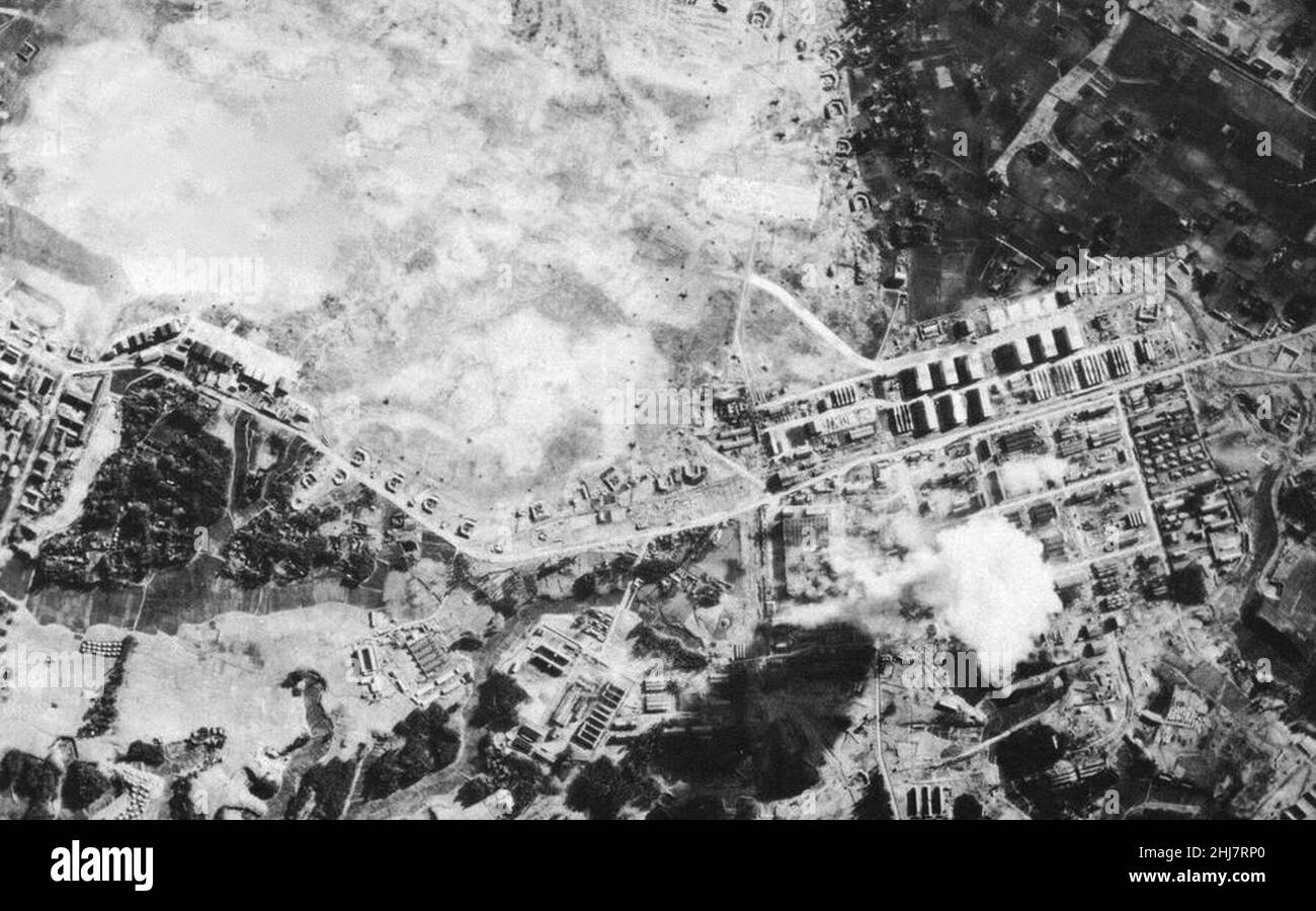 Tachikawa Aircraft Company, Giappone, sotto attacco da parte di aerei della Marina militare degli Stati Uniti nel febbraio 1945. Foto Stock