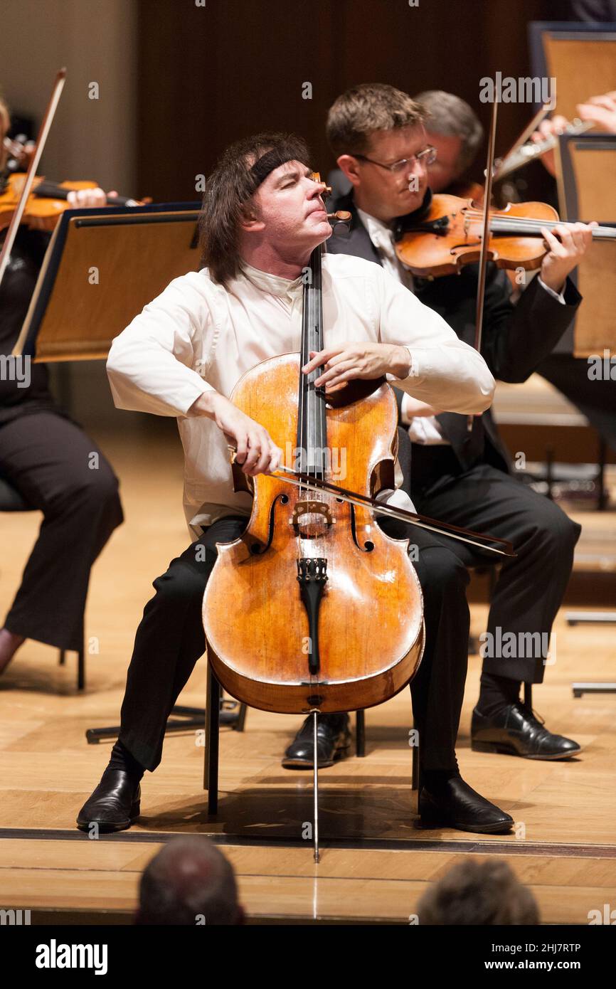 Il violoncellista britannico Julian Lloyd Webber OBE suona con la Royal Philharmonic Orchestra al Cadogan Hall, Sloane Terrace, Londra, Regno Unito. 15 maggio 2007 Foto Stock