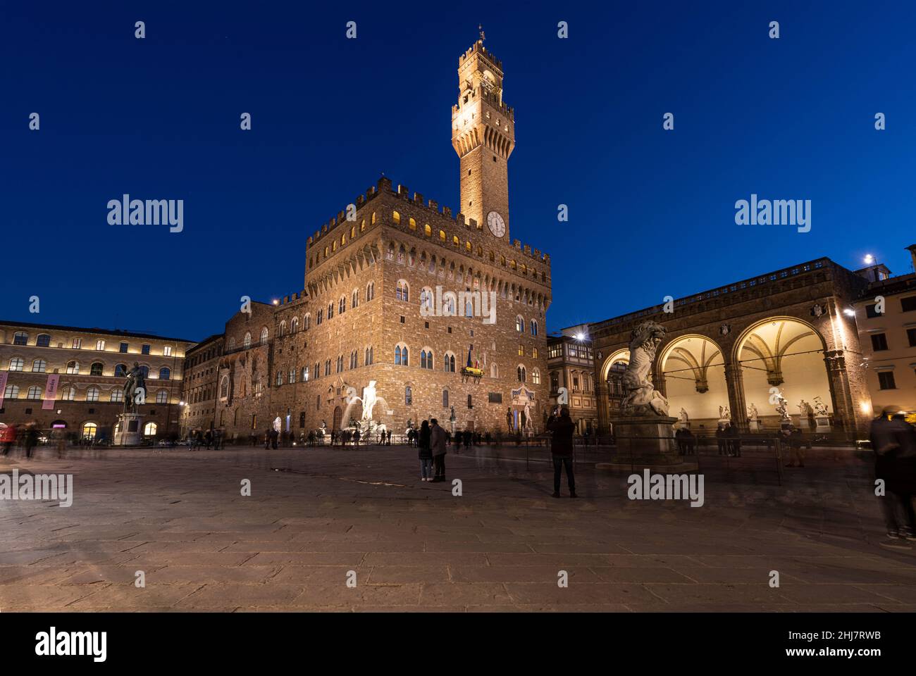 Vista notturna di Palazzo Vecchio in Piazza della Signoria nel centro della città Foto Stock